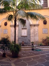 A mediterrán hangulatú udvar a központi házban